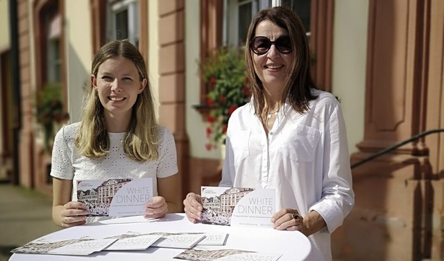 Linda Lohsekamm und Ute Dahmen (rechts) organisieren das White Dinner.  | Foto: Ralf Burgmaier