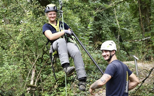 Die Baumpfleger Marie Wuropulos mit Fl... oben in den Baumkronen ihre Arbeit.    | Foto: Heinz und Monika Vollmar