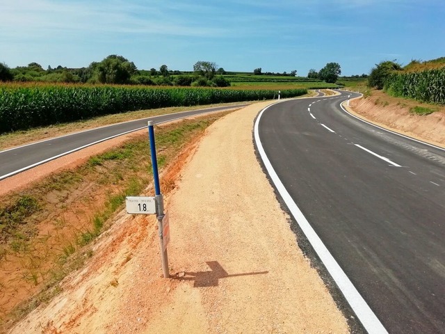 Neben der  sanierten Kreisstrae ber ...rluft ein neu gebauter Radweg Radweg.  | Foto: Sebastian Ehret