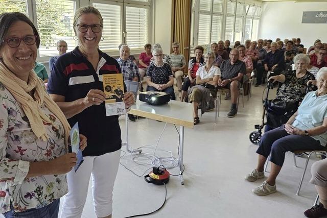 Senioren drcken die Fahrschul-Bank