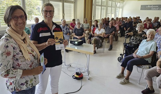 Voller Saal in Sallneck mit ber 60 Se...schullehrerin Gabi Bischler erhielten.  | Foto: Gerald Nill