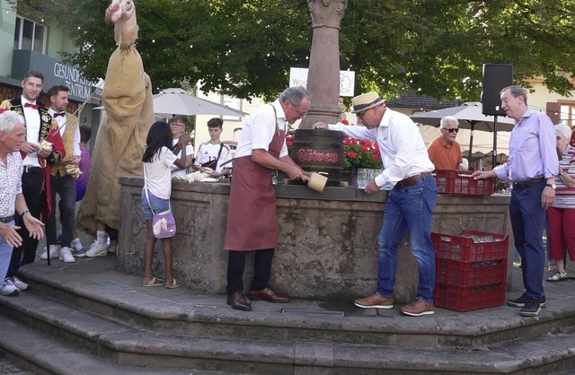 Drei Schlge brauchte Alaini Mayer, B...m Fassanstich des Elzacher Stadtfests.  | Foto: Kurt Meier