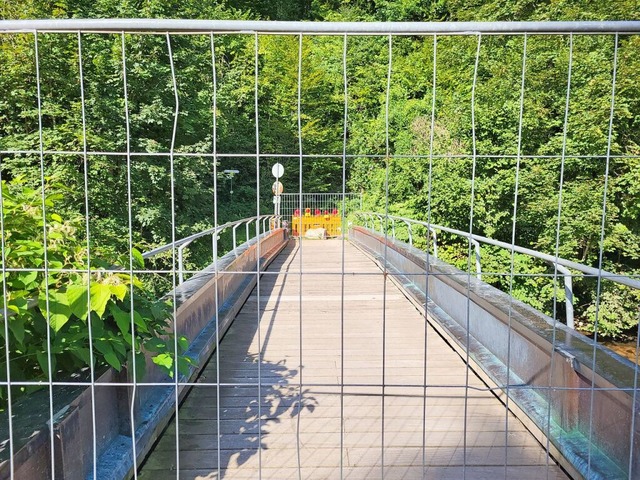 Die Brcke an der Knebelhalde ist verbarrikadiert.  | Foto: Gerd Leutenecker