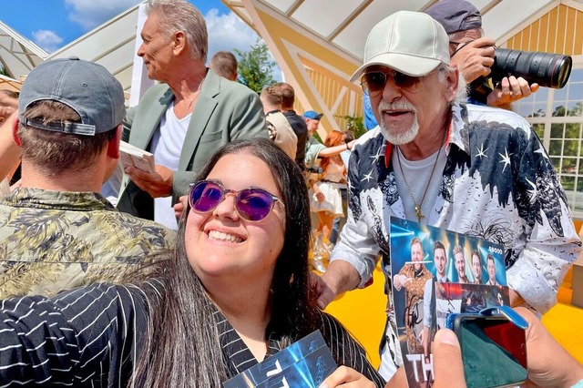 Sabrina macht nach der Show ein Selfie mit Karl-Heinz Ulrich von den Amigos.  | Foto: Carolin Johannsen