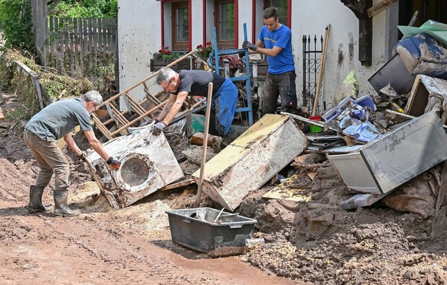 Aufrumen nach der Flut  | Foto: Bernd Weibrod (dpa)