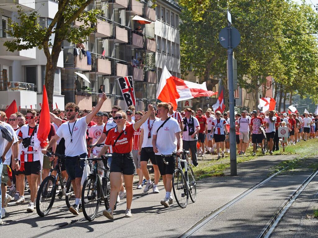 Beim Fanmarsch zeigen sich die Untersttzer des SC voller Vorfreude auf das Spiel und die neue Saison.