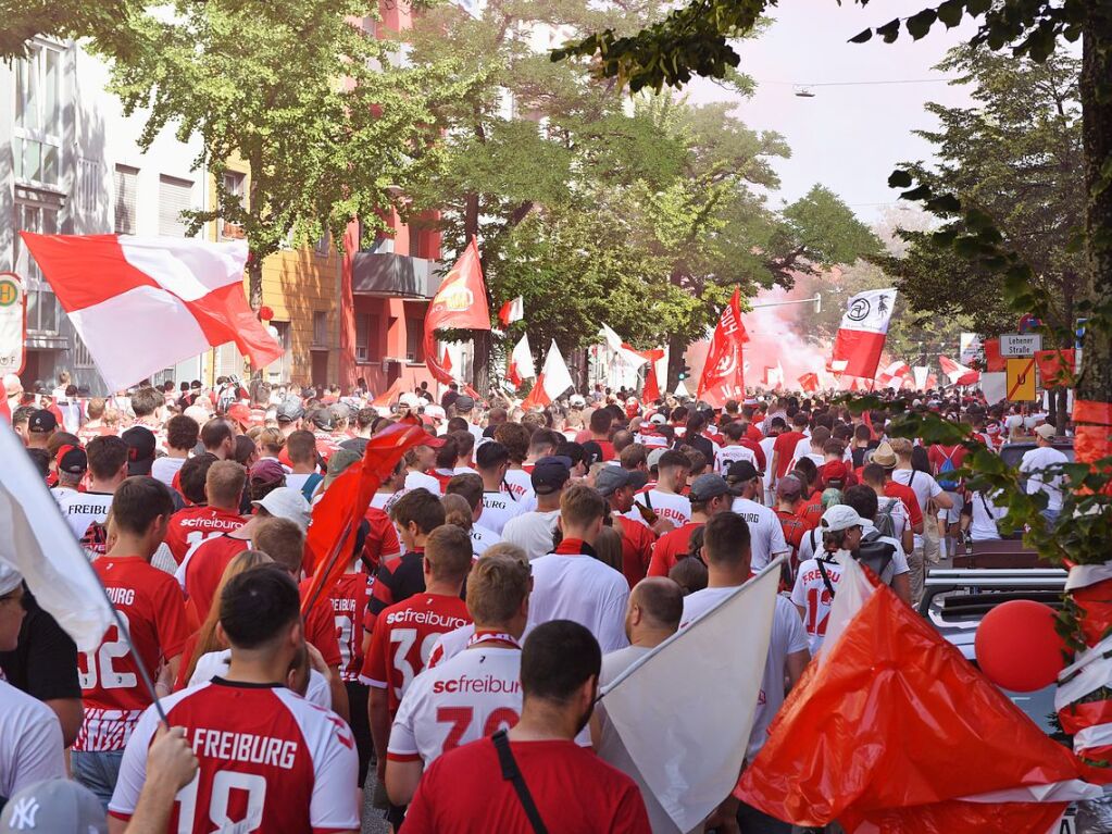 Ein Meer aus rot-weien Fahnen zog am Samstagmittag durch die Stadt zum Stadion.