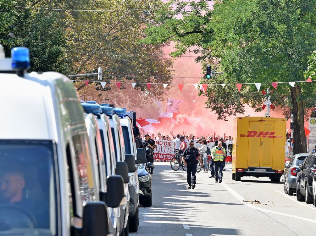 Wie blich hielt sich die Polizei beim Fanmarsch bereit.