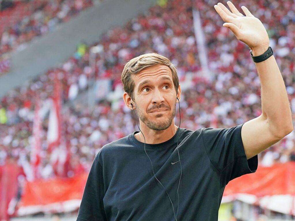 Eine alte ra ist vorbei, eine neue beginnt: Der neue SC-Trainer Julian Schuster begrt die Fans vor seinem ersten Liga-Spiel. Es geht gegen den VfB Stuttgart.