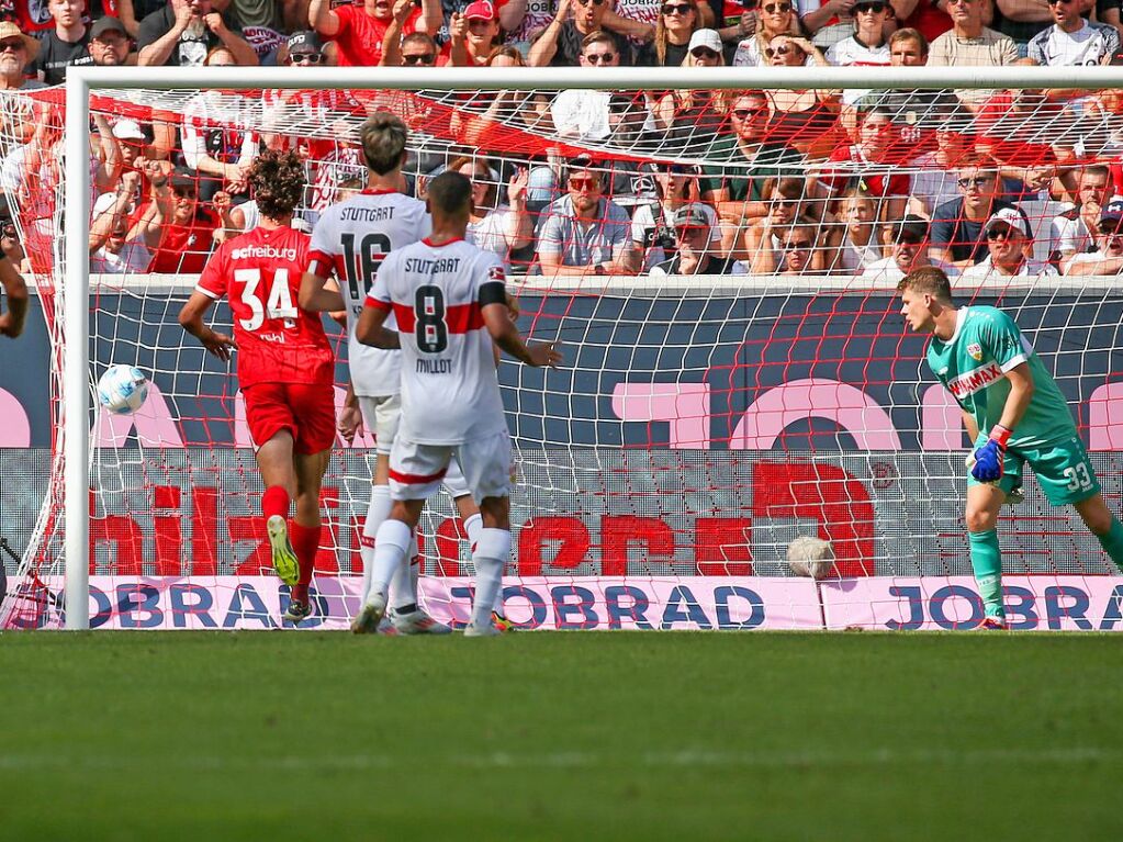 Ein entscheidender Moment des Spiels: Stuttgarts Keeper Alexander Nbel schaut einem strammen Schuss von Lukas Kbler nur hinterher. Der Ausgleich in der 26. Minute!