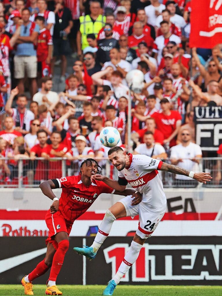 Freiburgs Junior Adamu kmpft mit dem Stuttgarter Julian Gaston um den Ball.