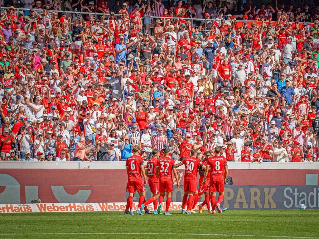 Die SC-Fans feiern den Ausgleich.