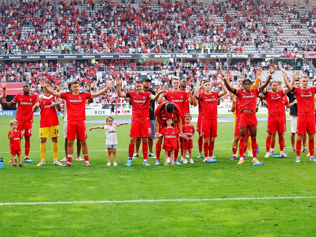 Natrlich drfen auch die Kinder der Spieler nach Abpfiff  mit ihren Vtern die Stimmung im Stadion genieen.