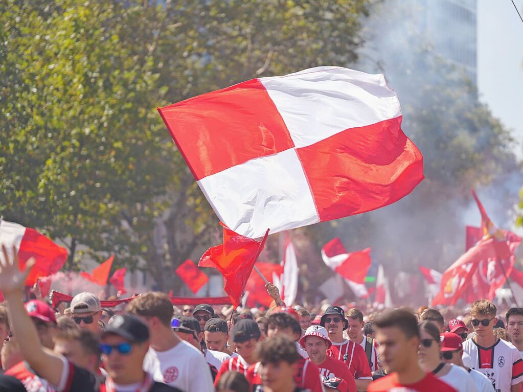 Als wr es ein Auswrts-Spiel: Tausende SC Fans ziehen am Samstagmittag gemeinsam zum Europa-Park-Stadion.