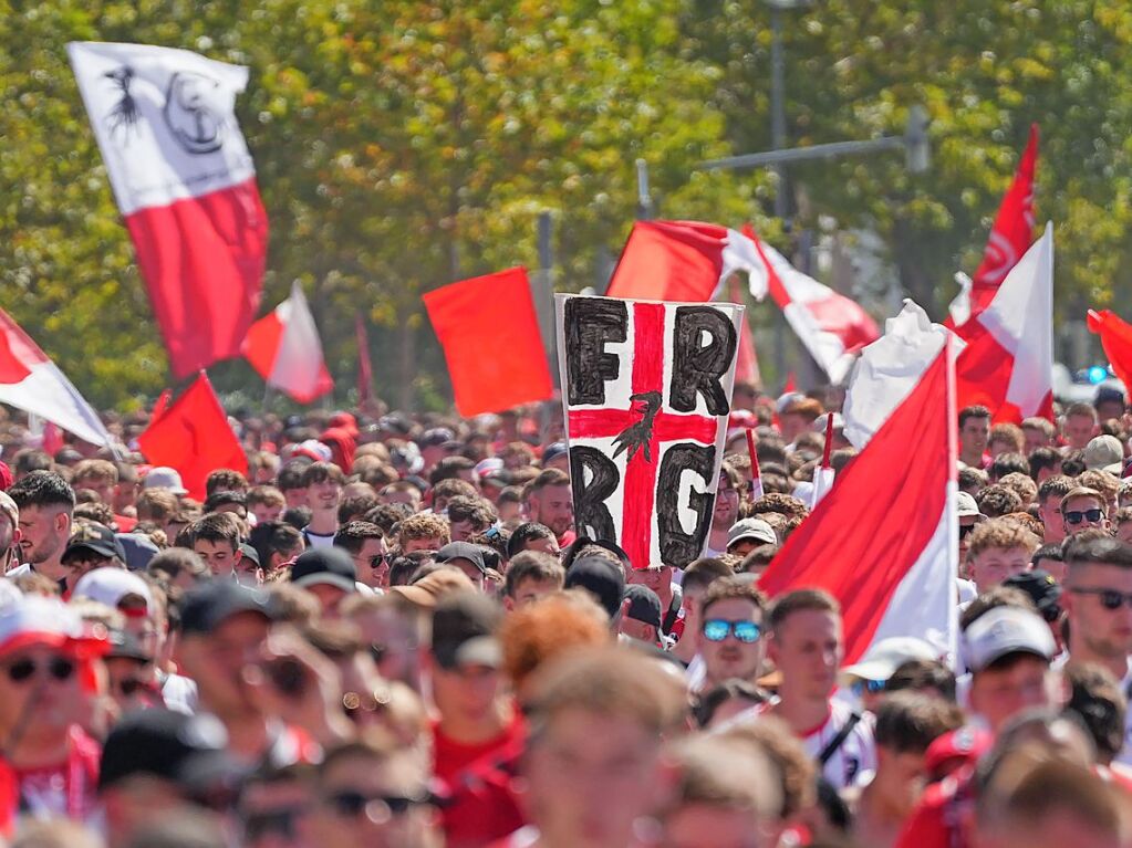 Als wr es ein Auswrts-Spiel: Tausende SC Fans ziehen am Samstagmittag gemeinsam zum Europa-Park-Stadion.