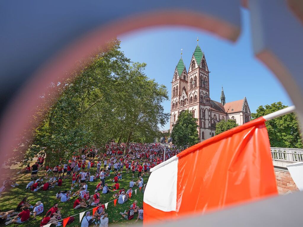 Als wr es ein Auswrts-Spiel: Tausende SC Fans ziehen am Samstagmittag gemeinsam zum Europa-Park-Stadion.