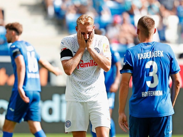 Kiels Timo Becker rgert sich nach ein...enen Chance im Spiel gegen Hoffenheim.  | Foto: Heiko Becker (dpa)