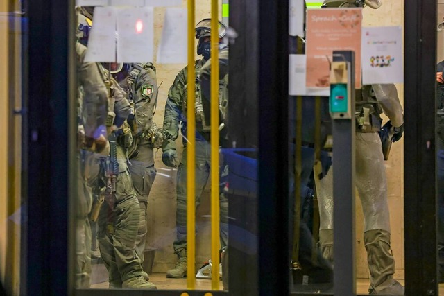 Spezialkrfte der Polizei fhren einen...t es Todesopfer und Verletzte gegeben.  | Foto: Christoph Reichwein (dpa)