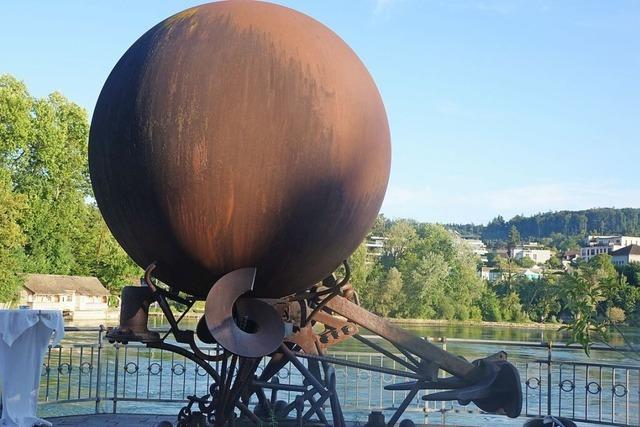 Die Eisenkugel am Rhein ist ein Geschenk der Rheinfelder Schwesterstadt