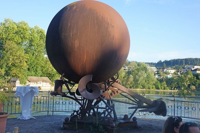 Die monumentale Kugel von Bernhard Lug...terrasse unterhalb des Hauses Salmegg.  | Foto: Roswitha Frey