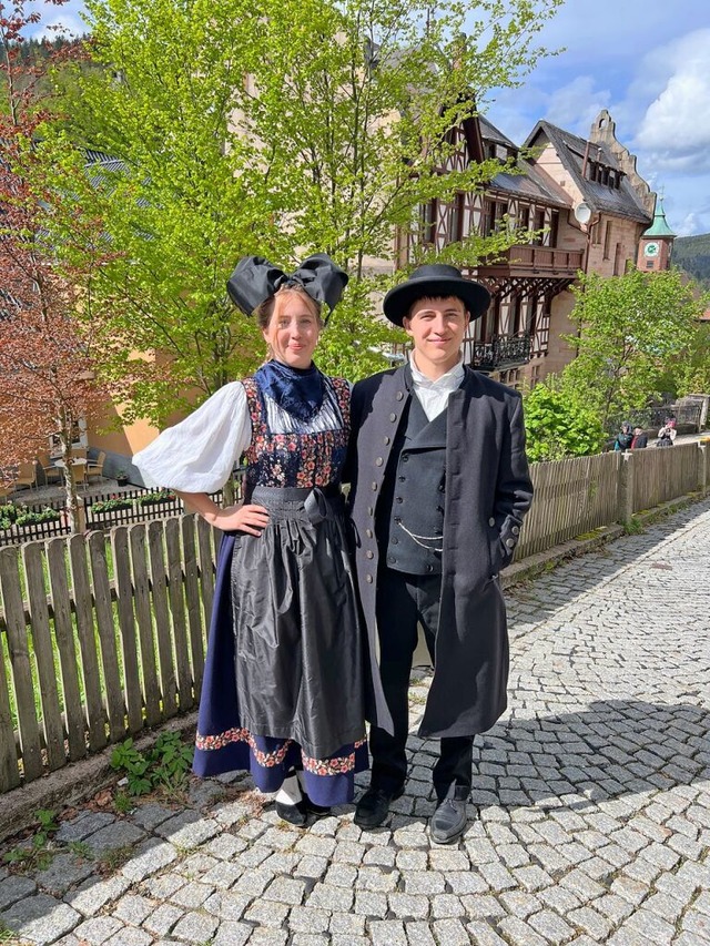 Die neu entdeckte alte Tracht, getrage...Marie Karl und ihrem  Bruder Benjamin.  | Foto: Historischer Verein Neuried