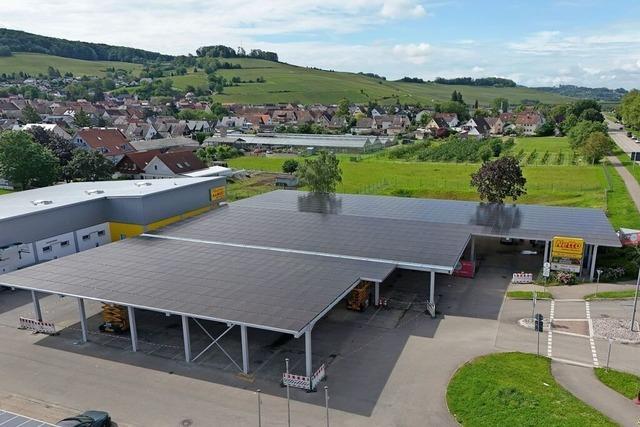 Bei Sonnenschein knnen E-Autos an einem berdachten Supermarkt-Parkplatz in Auggen Solarstrom tanken