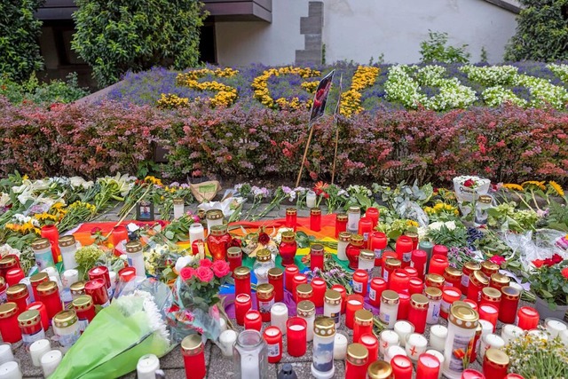 Nach der Messerattacke auf dem Solinge... Kerzen zum Gedenken der Opfer nieder.  | Foto: Thomas Banneyer (dpa)