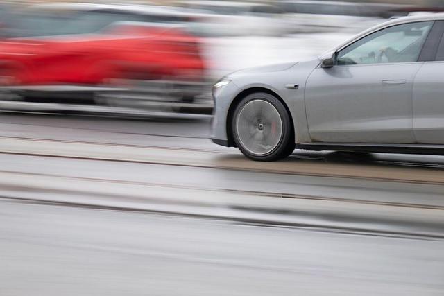 Polizei stoppt fnf Raser, die auf der Autobahn andere gefhrdet haben