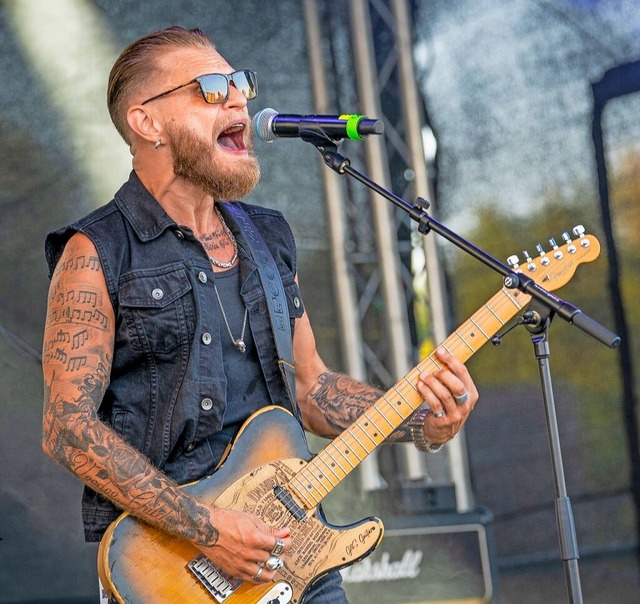 Gitarrist und Snger Ben Poole entfach...felden pulstreibende Gitarrengewitter.  | Foto: Paul Eischet