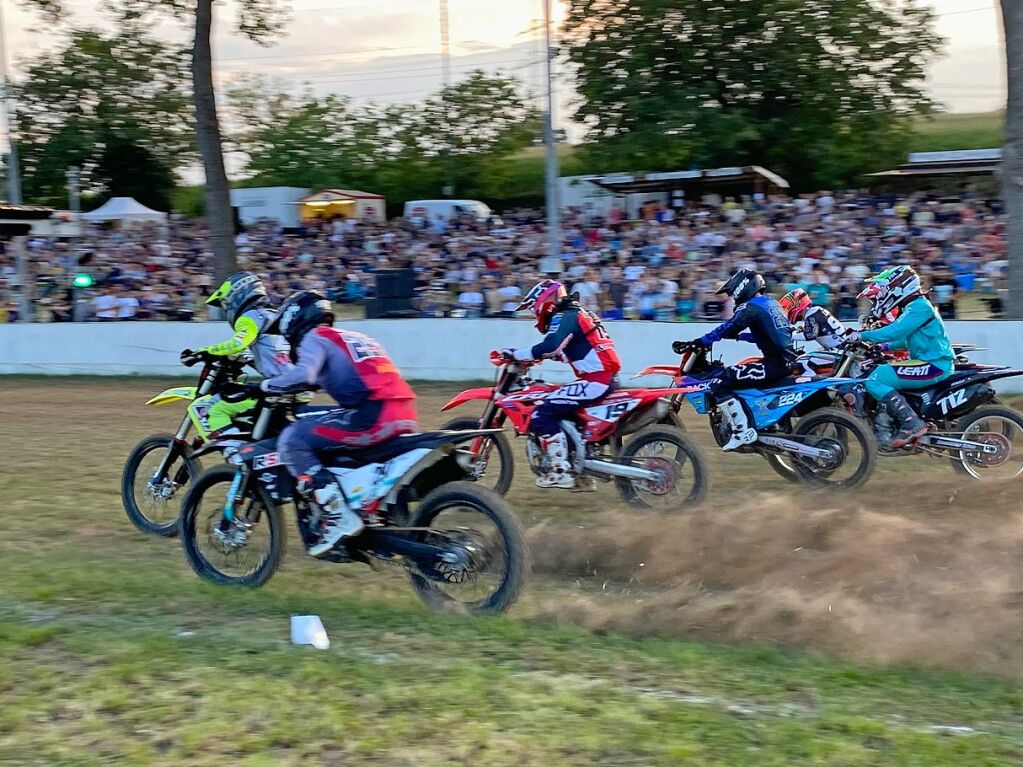 Die Enduro Fahrer hatten viele Fans mitgebracht und leiferten sich harte Kmpfe.