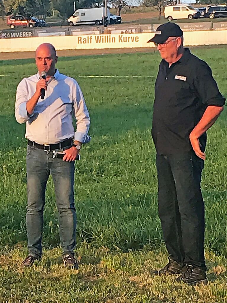 Schirmherr Brgermeister Carsten Vogelpohl (links) begrt die vielen Zuschauer - rechts neben ihm der 1. Vorsitzende des MSC Rebland, Frank Fredrich.