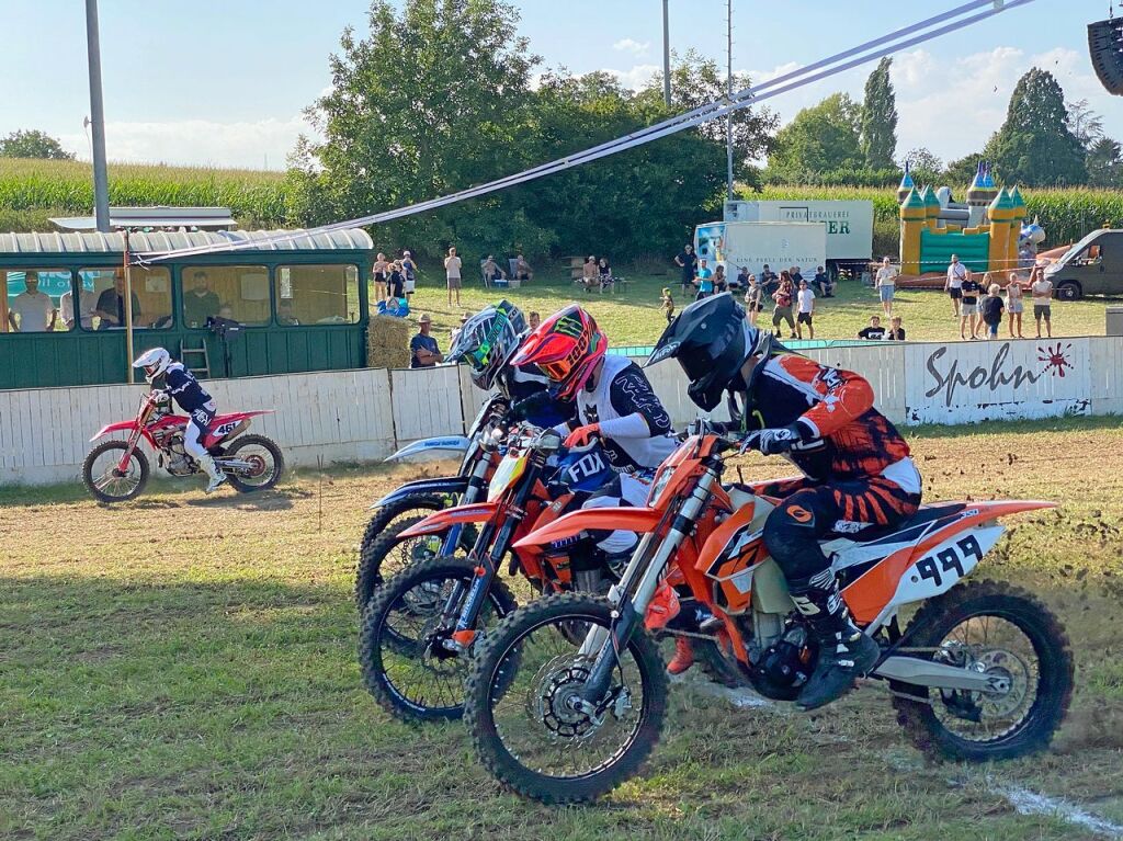 Sehr viele Rennfans zog es zur Speednight nach Hertingen - hier starten die Enduro-Fahrer