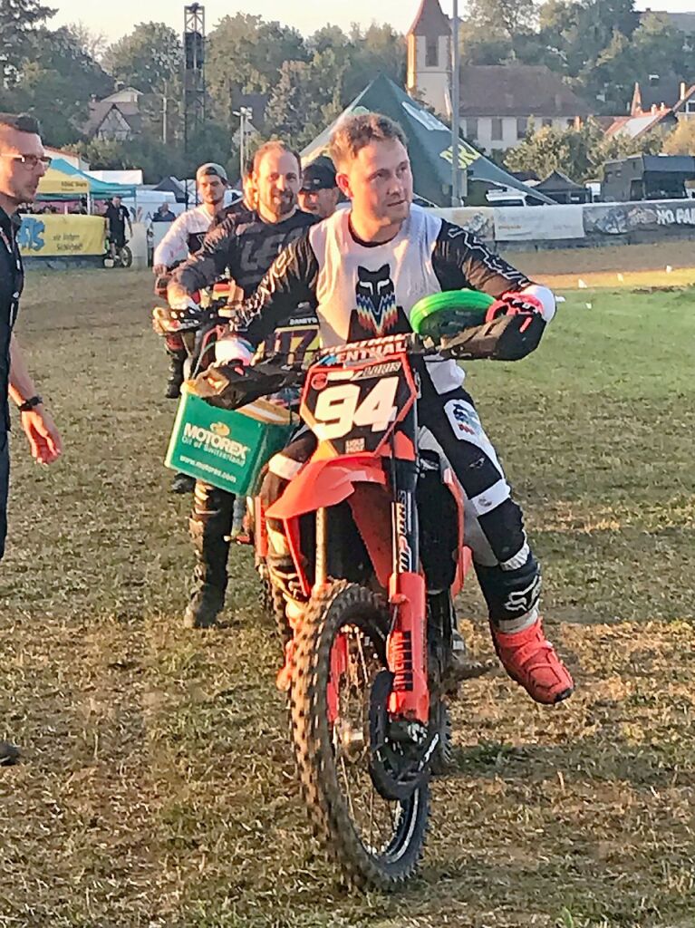 Loris Dickau aus Hertingen siegte in der 450er Enduro Klasse - hier ist er bei der Fahrervorstellung zu sehen.