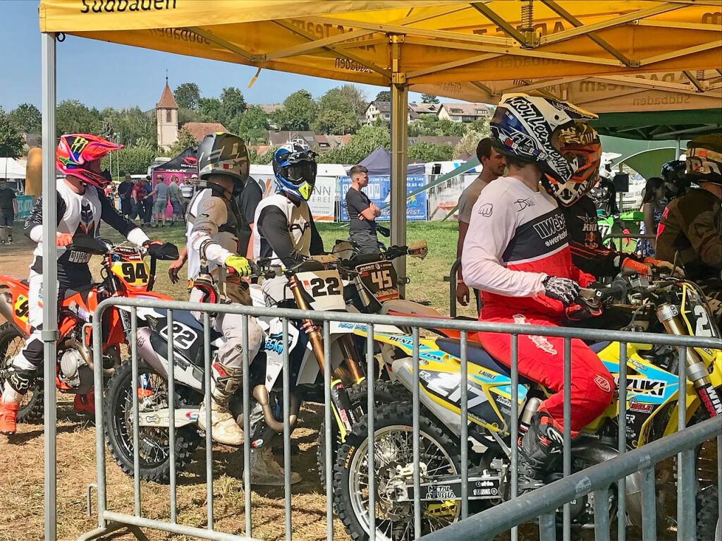 Enduro Fahrer warten an der Einfahrt zur Rennstrecke auf ihren Aufruf.