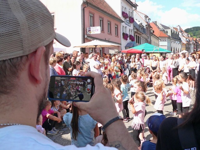 Der Tanzauftritt des Nachwuchses muss fr die Nachwuchs festgehalten werden.  | Foto: Kurt Meier