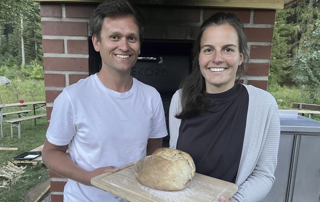 Shanki Berger und Bonnie Schimmeck freuen sich ber ihr gelungenes Jogurtbrot.   | Foto: Lina Boegel