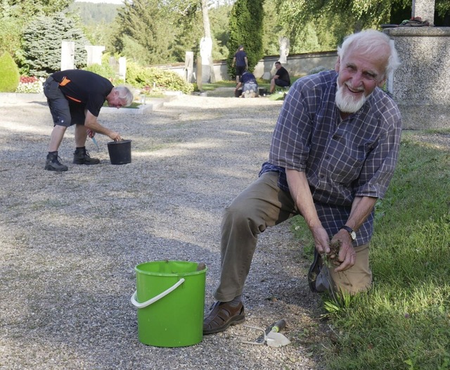 Die Kappler befreien die Friedhofswege...rer August Schuler (vorne) macht mit.   | Foto: Eva Korinth