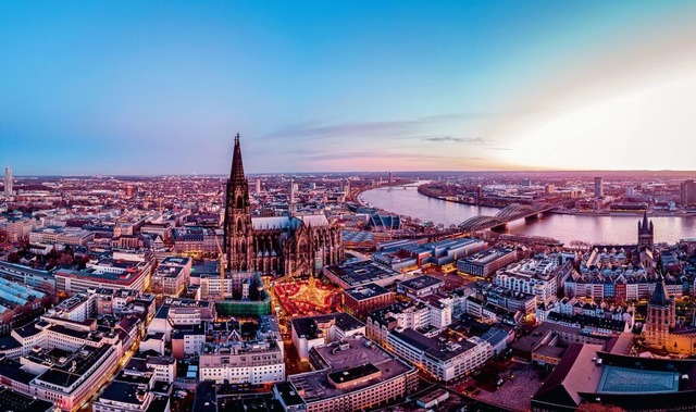 Klner Dom und Rhein: Start Ihrer festlichen Adventskreuzfahrt.  | Foto: fokke baarssen/Shutterstock.com