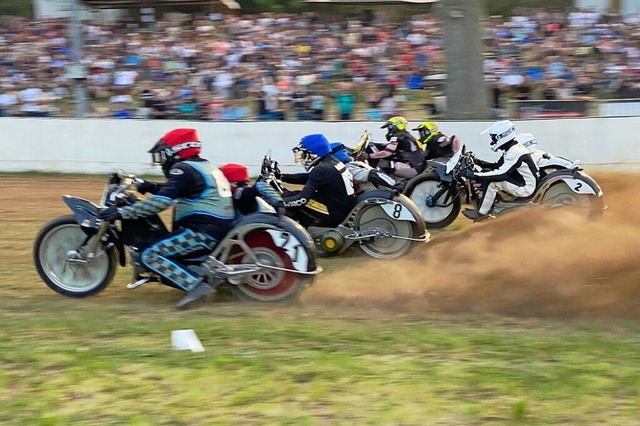 Bei den spektakulren Starts wurde mchtig Staub aufgewirbelt.  | Foto: Jutta Schtz