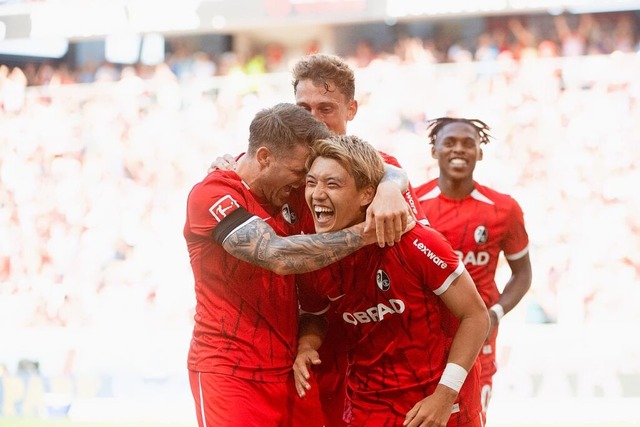 Pure Freude beim SC Freiburg: Der zwei...k Osterhage und Junior Adamu (rechts).  | Foto: IMAGO/Eibner-Pressefoto/Memmler