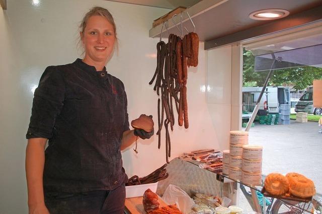 Alisa Schill ist mit ihrer Traditionsmetzgerei Boll auf dem Rheinfelder Wochenmarkt vertreten