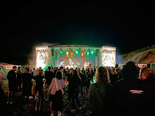 Je spter der Abend, desto nher kamen...Gste der Bhne beim Aubach-Fesstival.  | Foto: Alexander Steinmeier