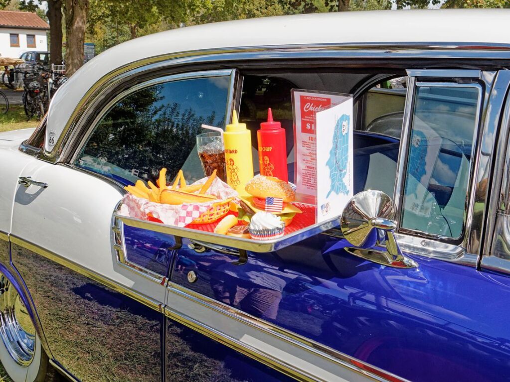 Viel bestaunt und fotografiert wurde dieser schmucke Chevrolet Bel Air - natrlich mit passenden Accessoires.