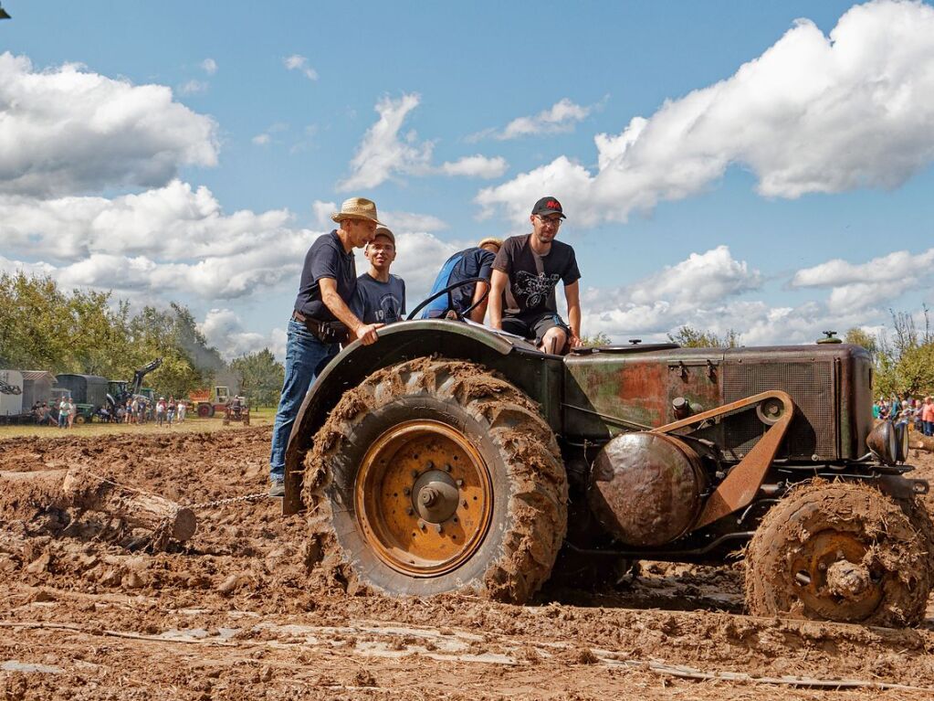 Auf in den Schlamm ... Szenen vom 34. Bulldog- und Oldtimertreffen der Bulldog- und Schlepperfreunde Oberhausen am Sonntag.