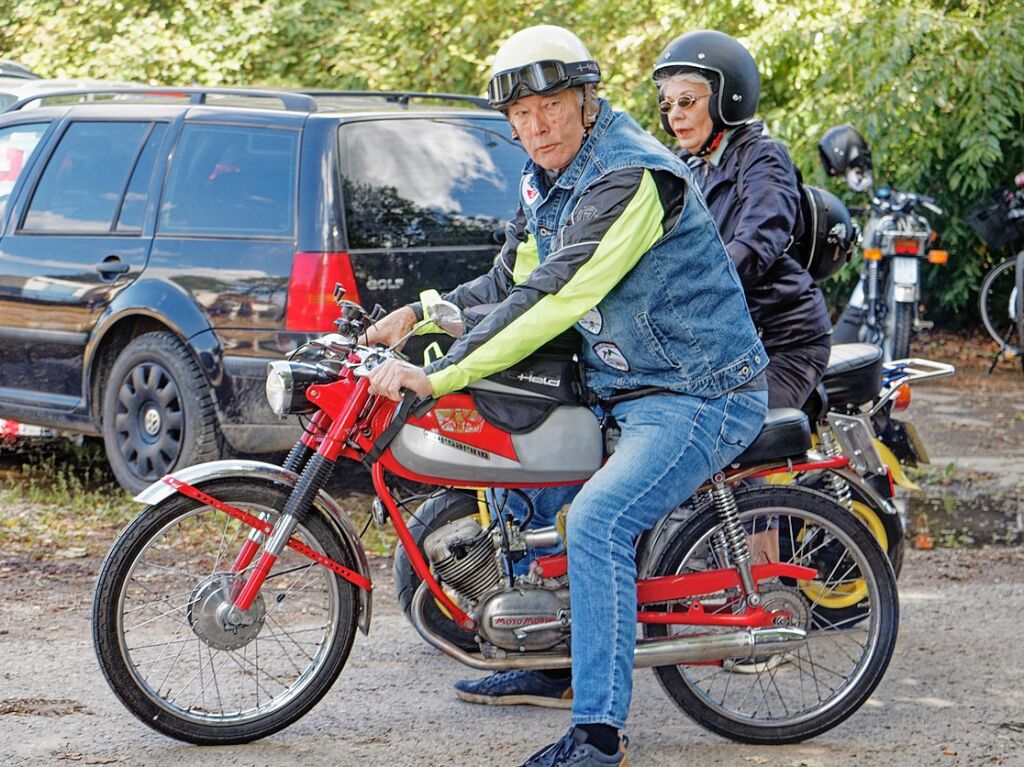 Stilechte Anreise mit dem alten Moped zum Oldtimertreffen