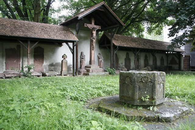 Der Denkmalhof bei der Stiftskirche<KAL-Keyline></KAL-Keyline>  | Foto: Christoph Breithaupt