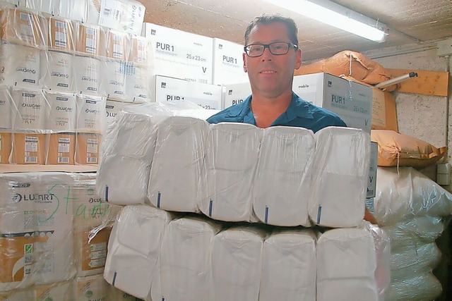 Matthias Huber zeigt die  Hygieneartikel wie Toiletten- und Handtuchpapier.  | Foto: Petra Wunderle