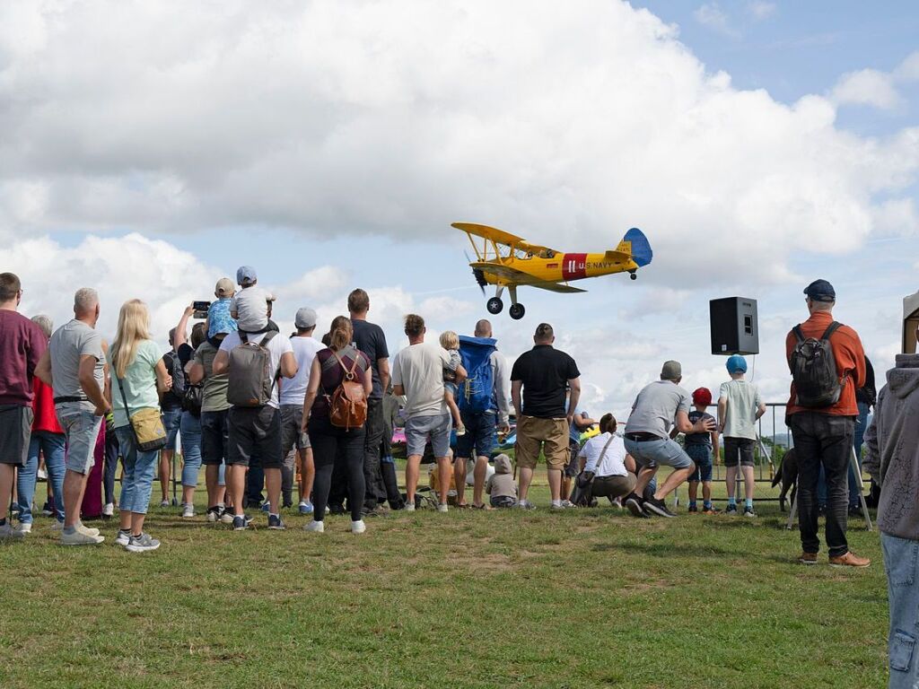 Imposante Flugbewegungen eines historischen Doppeldeckers ber dem Flugplatz.