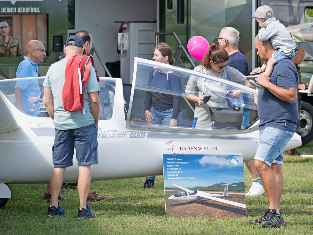 Blick ins Cockpit eines Segelflugzeuges.