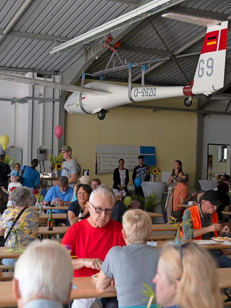 In der Flugzeughalle gab es Speisen und Getrnke.